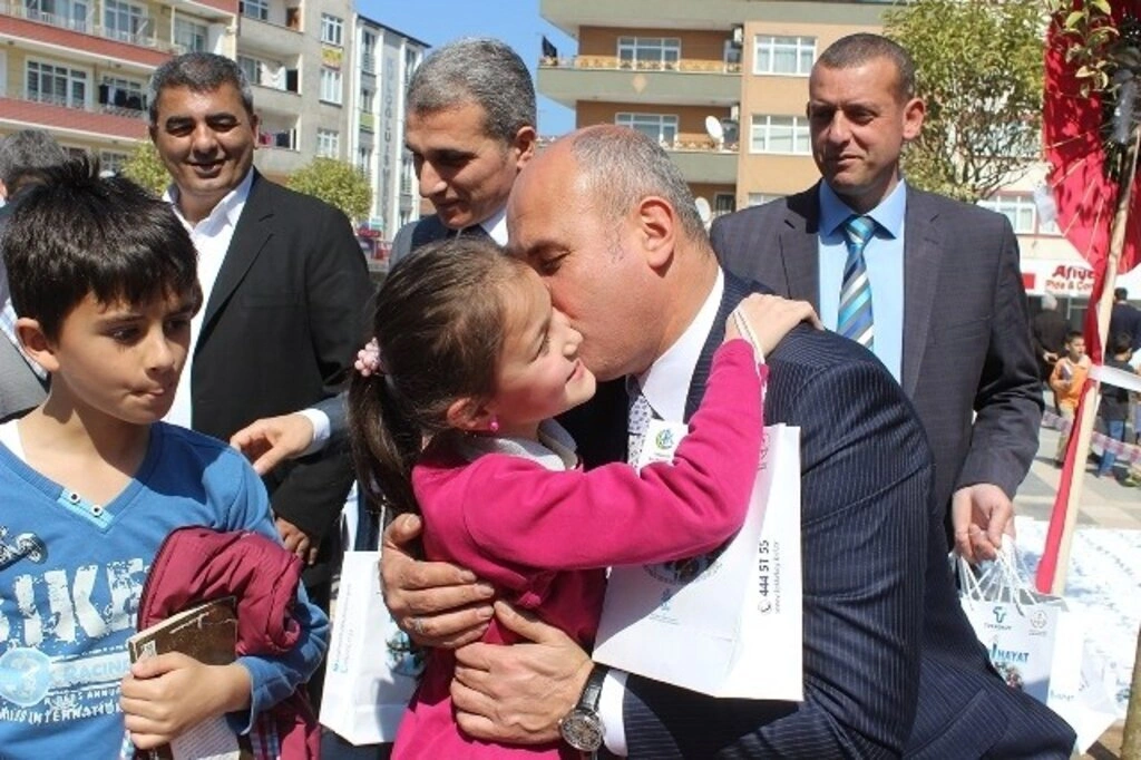 KİTAP SEVGİSİ TEKKEKÖYLÜ ÇOCUKLARI MEYDANDA BULUŞTURDU - Resim 1