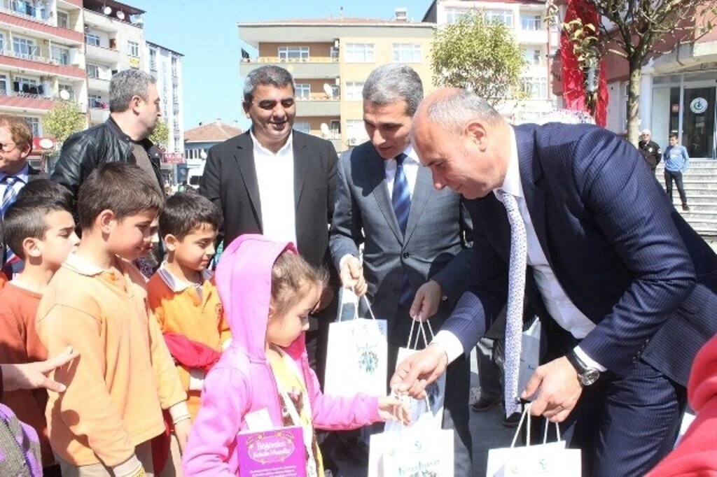 KİTAP SEVGİSİ TEKKEKÖYLÜ ÇOCUKLARI MEYDANDA BULUŞTURDU - Resim 2