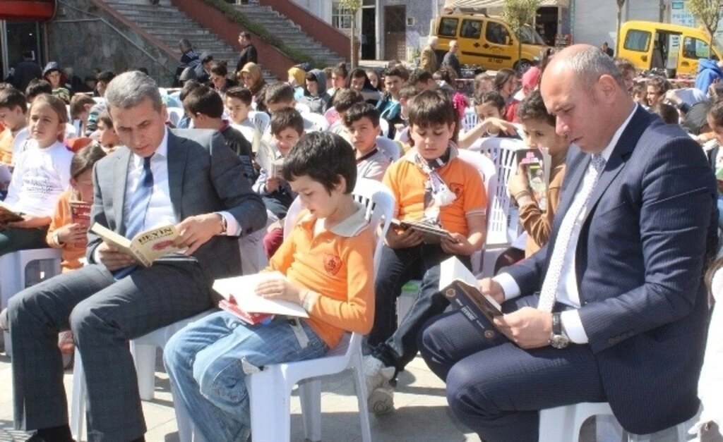 KİTAP SEVGİSİ TEKKEKÖYLÜ ÇOCUKLARI MEYDANDA BULUŞTURDU - Resim 4