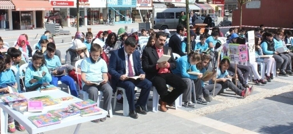 KİTAP SEVGİSİ TEKKEKÖYLÜ ÇOCUKLARI MEYDANDA BULUŞTURDU - Resim 7