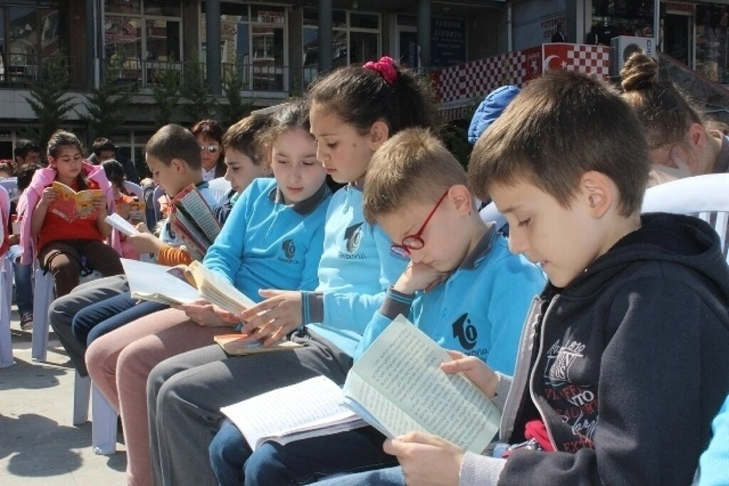 KİTAP SEVGİSİ TEKKEKÖYLÜ ÇOCUKLARI MEYDANDA BULUŞTURDU - Resim 8