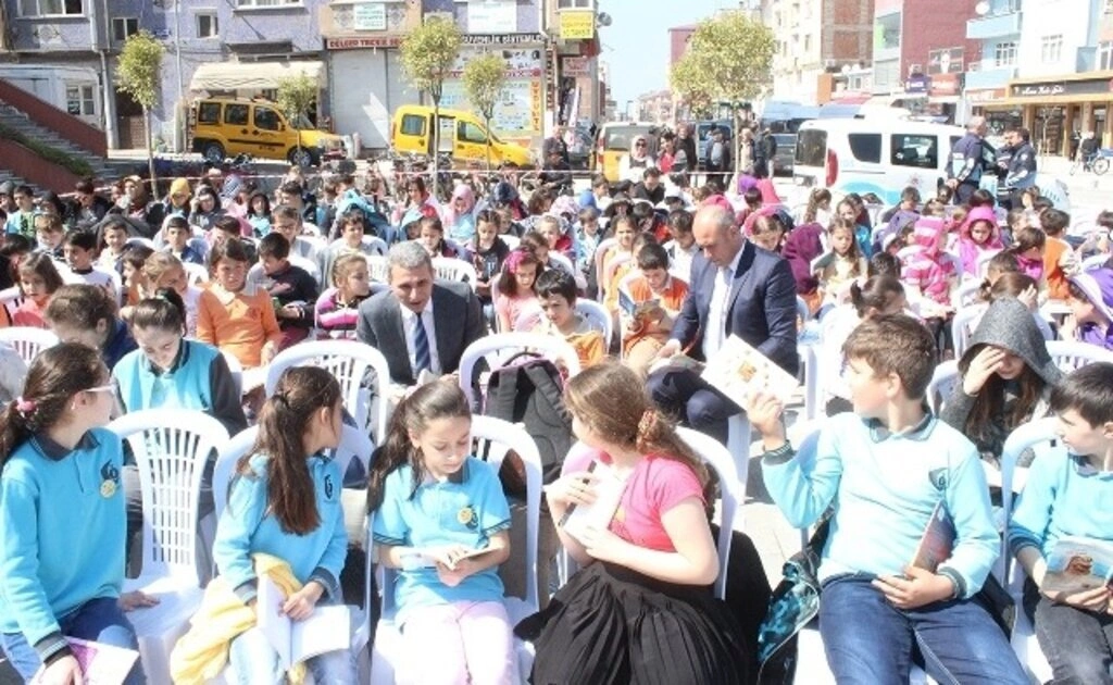 KİTAP SEVGİSİ TEKKEKÖYLÜ ÇOCUKLARI MEYDANDA BULUŞTURDU - Resim 11