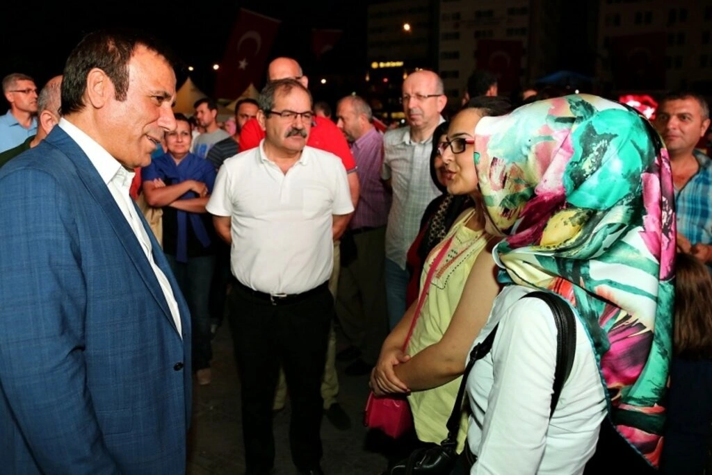 Canik Belediye Başkanı Osman Genç Demokrasi nöbeti - Resim 1