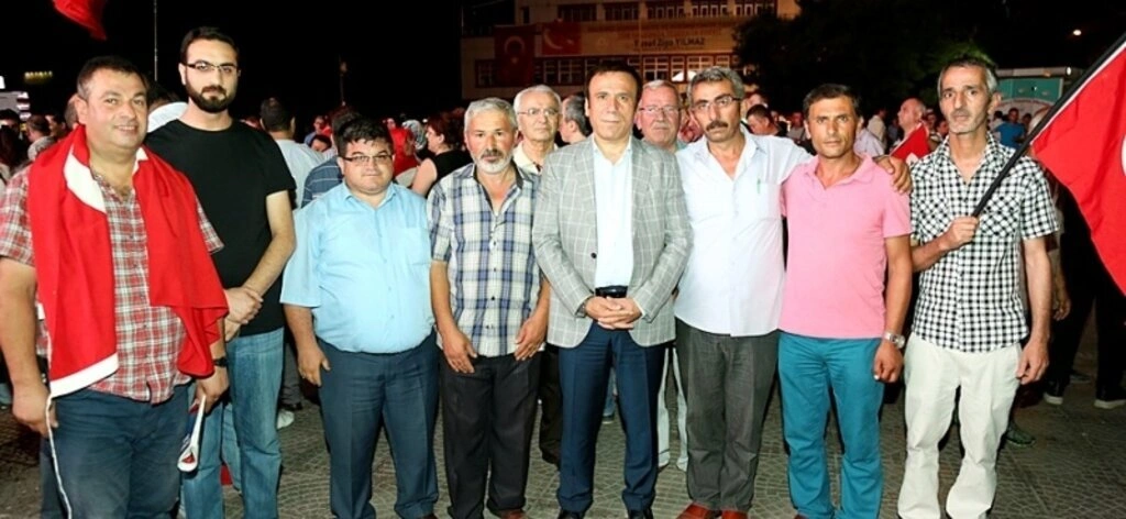 Genç ailesi demokrasi nöbetinde - Resim 1