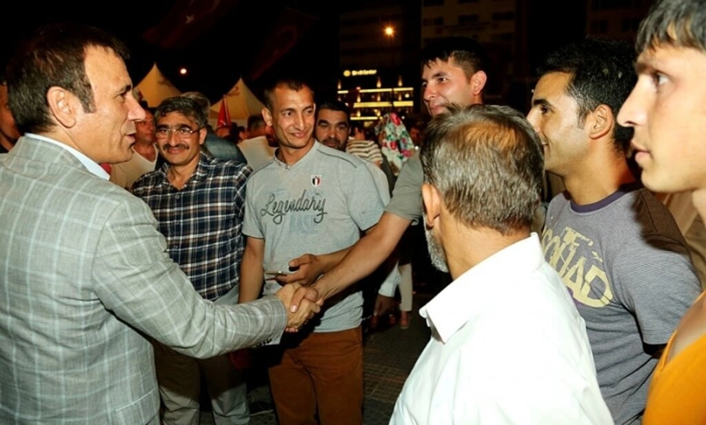 Genç ailesi demokrasi nöbetinde - Resim 3
