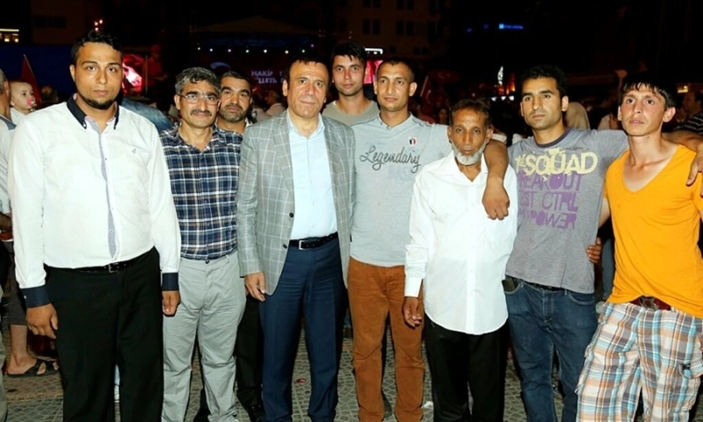 Genç ailesi demokrasi nöbetinde - Resim 5