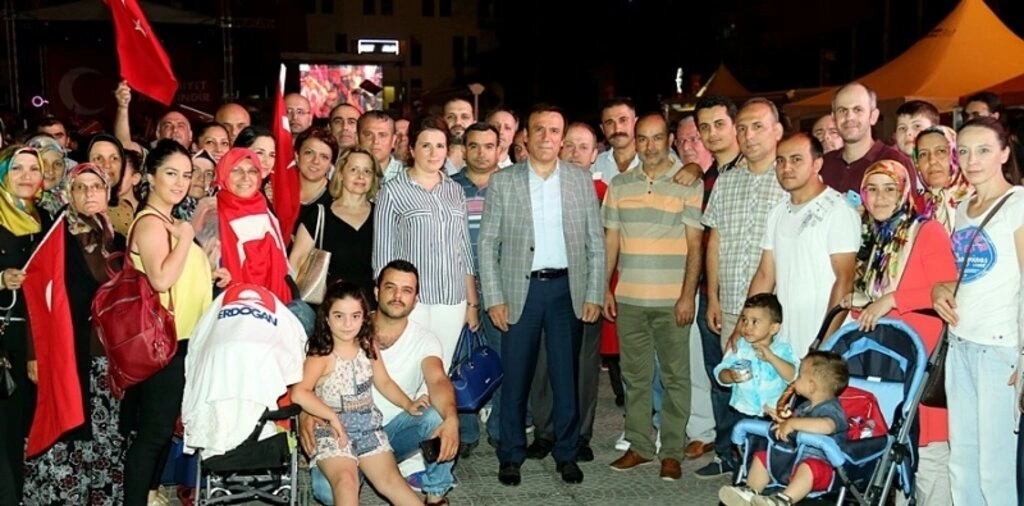 Genç ailesi demokrasi nöbetinde - Resim 6