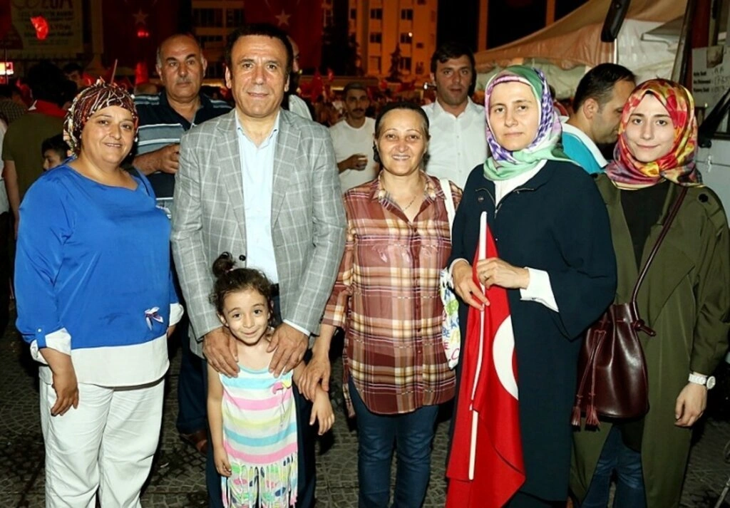 Genç ailesi demokrasi nöbetinde - Resim 7