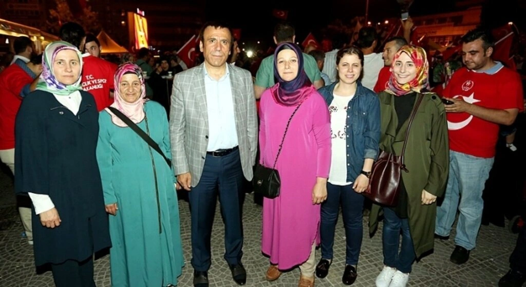 Genç ailesi demokrasi nöbetinde - Resim 10