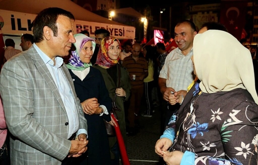 Genç ailesi demokrasi nöbetinde - Resim 11