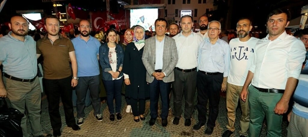 Genç ailesi demokrasi nöbetinde - Resim 12