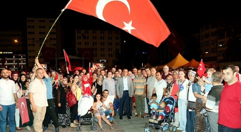 Genç ailesi demokrasi nöbetinde - Resim 15