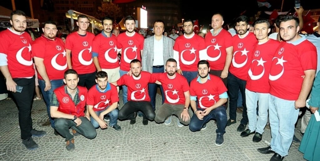 Genç ailesi demokrasi nöbetinde - Resim 16