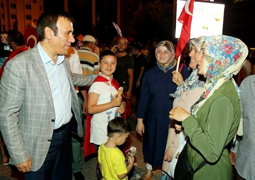 Genç ailesi demokrasi nöbetinde - Resim 17