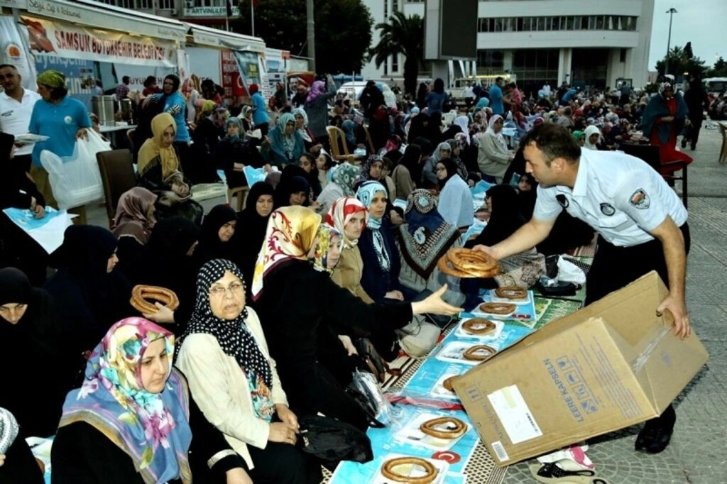 İlkadım Belediyesi Cuma sabah namazı - Resim 4