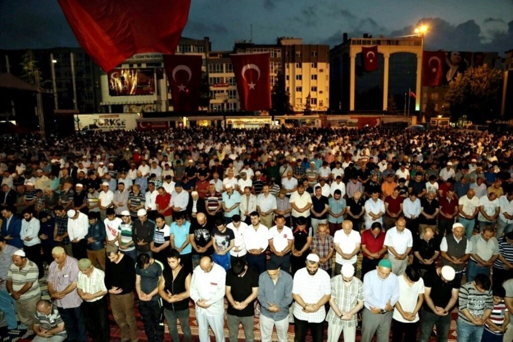 İlkadım Belediyesi Cuma sabah namazı - Resim 7