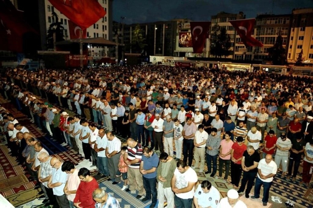 İlkadım Belediyesi Cuma sabah namazı - Resim 9