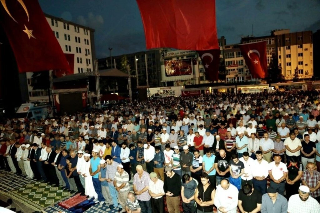 İlkadım Belediyesi Cuma sabah namazı - Resim 12