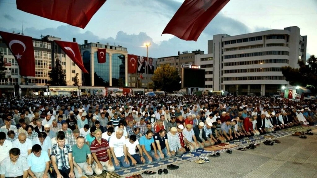 İlkadım Belediyesi Cuma sabah namazı - Resim 13