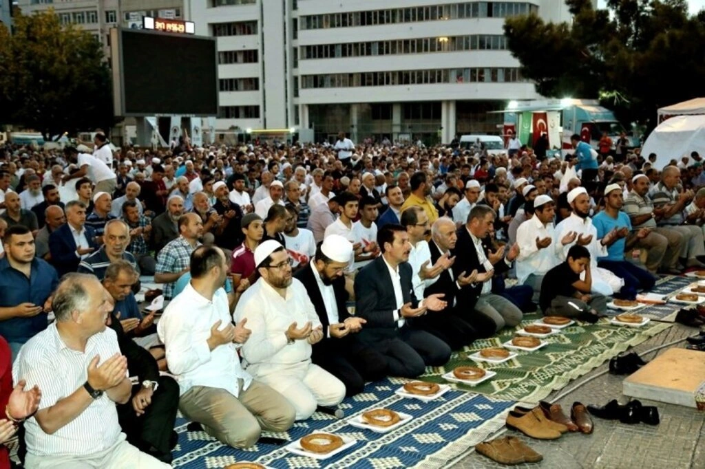 İlkadım Belediyesi Cuma sabah namazı - Resim 14