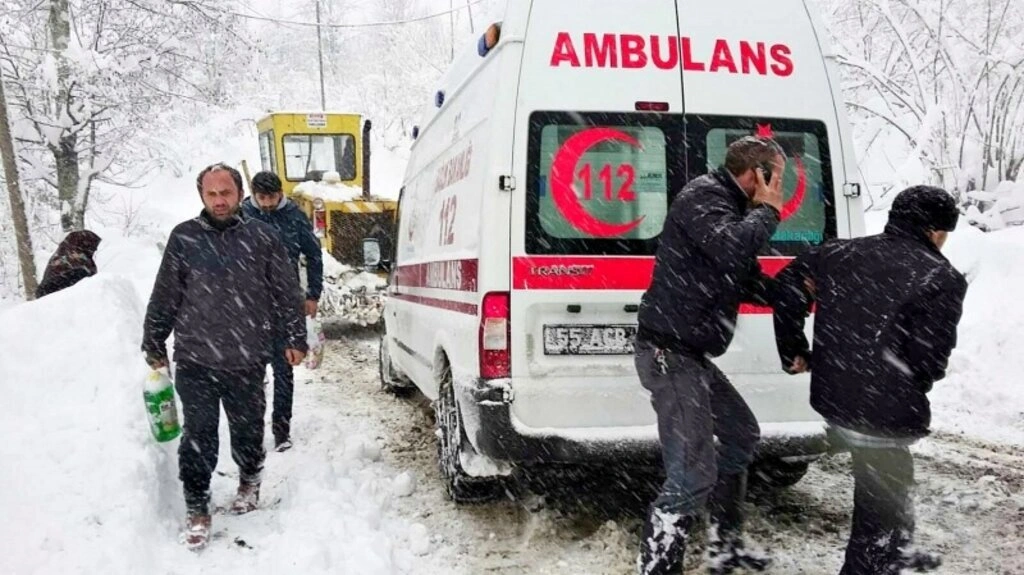Asılsız ihbarlar ve zincirsiz araçlar, karla mücadeleyi aksatıyor - Resim 3