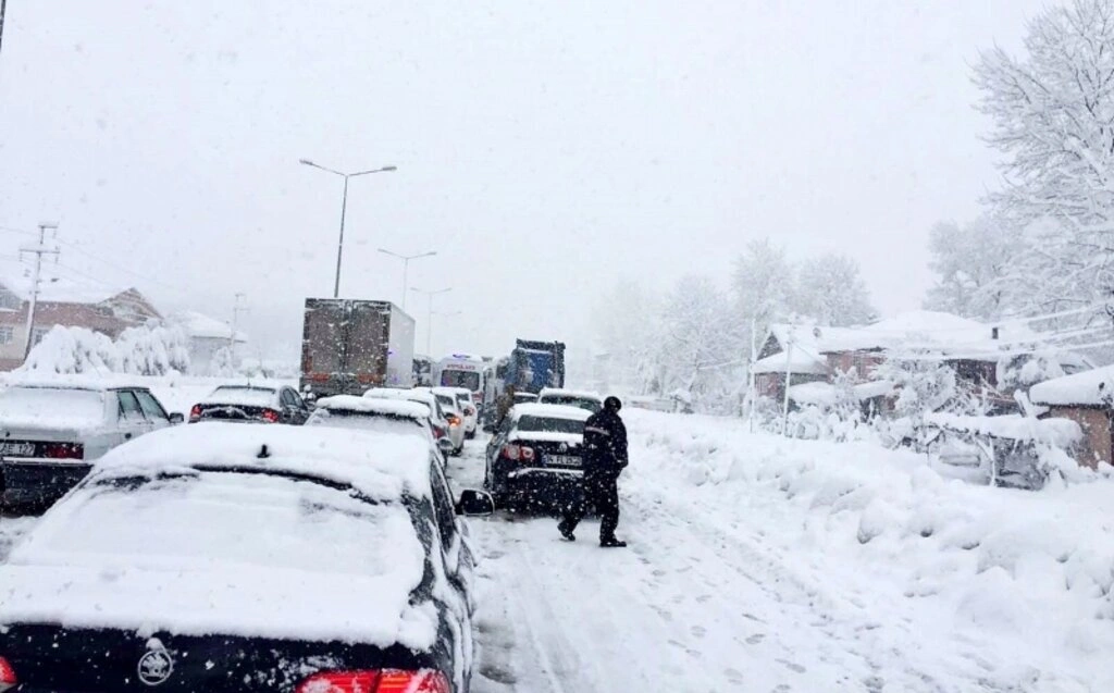 Asılsız ihbarlar ve zincirsiz araçlar, karla mücadeleyi aksatıyor - Resim 5