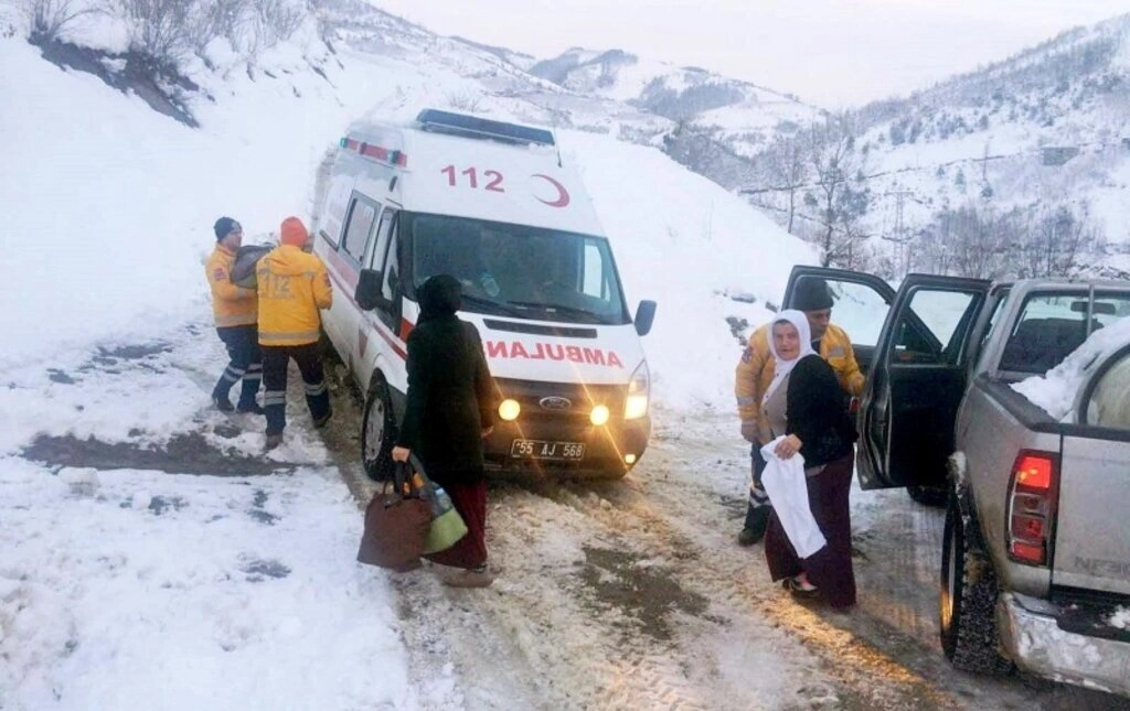 Asılsız ihbarlar ve zincirsiz araçlar, karla mücadeleyi aksatıyor - Resim 6