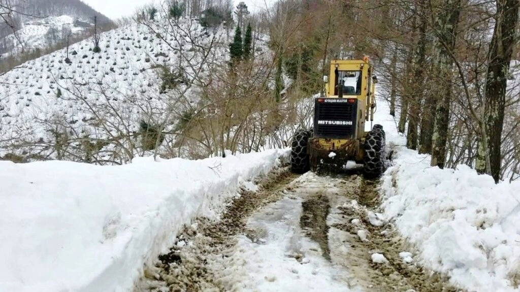 Asılsız ihbarlar ve zincirsiz araçlar, karla mücadeleyi aksatıyor - Resim 8