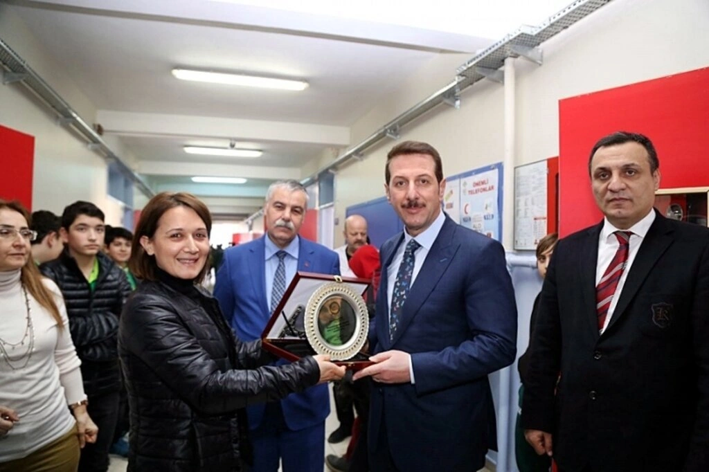 İlkadım'daki sınıf kapıları Türk Bayrakları ve 15 Temmuz Kahramanları ile süslendi - Resim 5