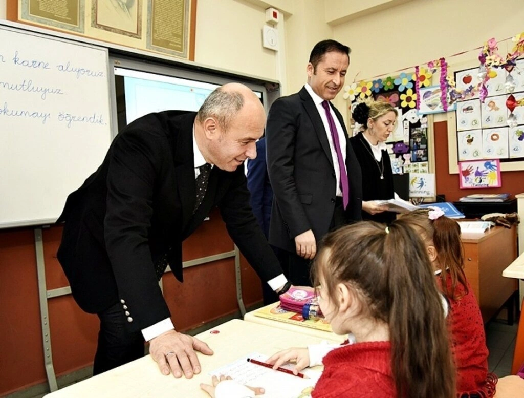 Başkan Hasan Togar öğrencilerin karne heyecanını paylaştı - Resim 1