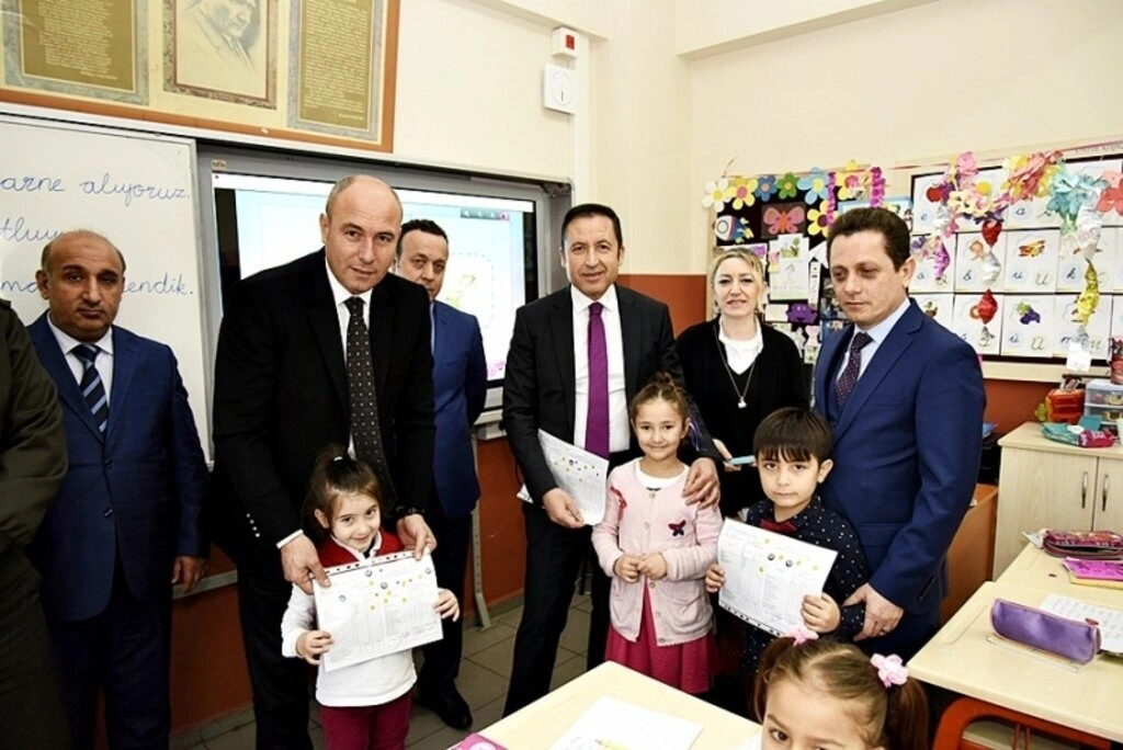 Başkan Hasan Togar öğrencilerin karne heyecanını paylaştı - Resim 5