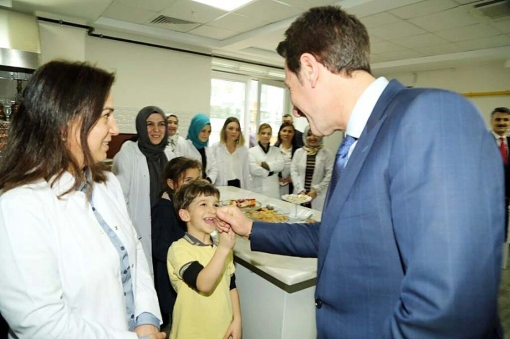 Başkan Tok, Derbahçe Sosyal Tesislerinde Bayan Kursiyerlerle bir araya geldi - Resim 1