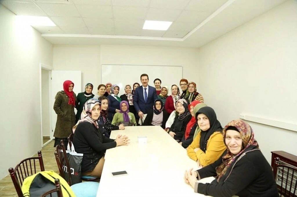 Başkan Tok, Derbahçe Sosyal Tesislerinde Bayan Kursiyerlerle bir araya geldi - Resim 5
