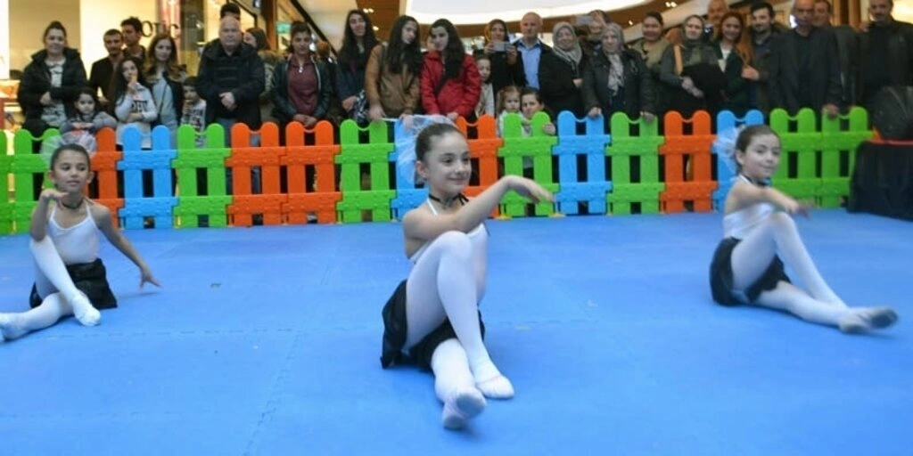 Minikler Gösterileriyle Piazza’ya Gelenleri Büyülüyor! - Resim 1