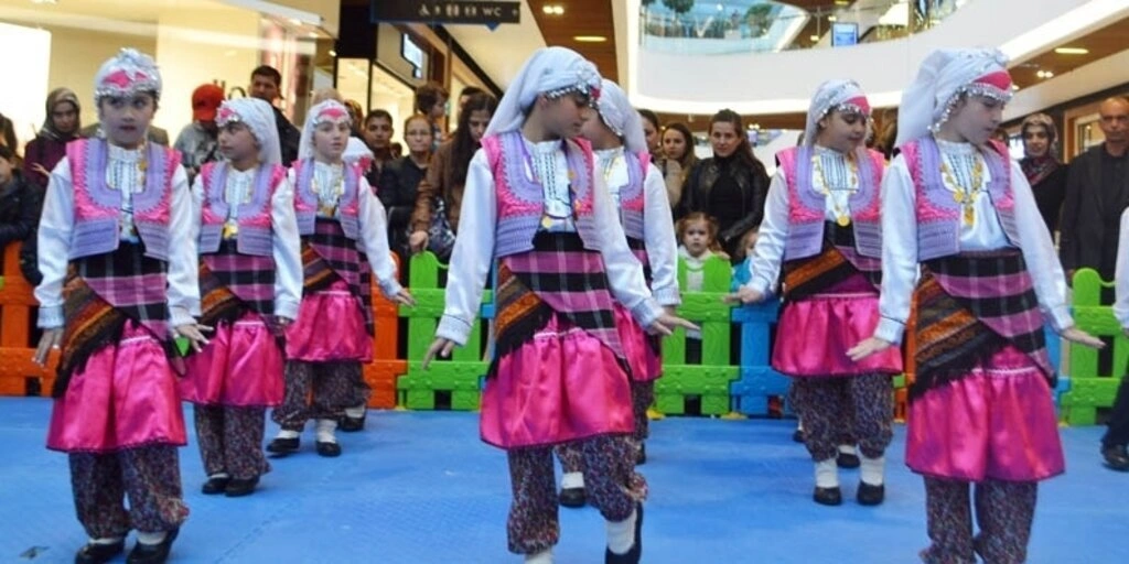 Minikler Gösterileriyle Piazza’ya Gelenleri Büyülüyor! - Resim 6
