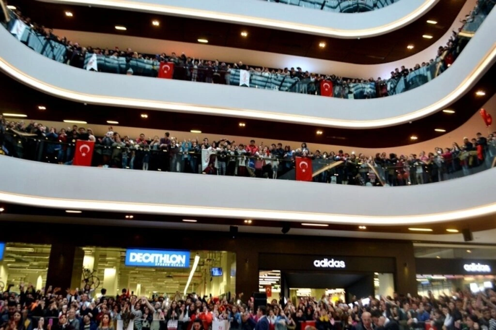 Ece Seçkin Samsunluları coşturdu - Resim 2