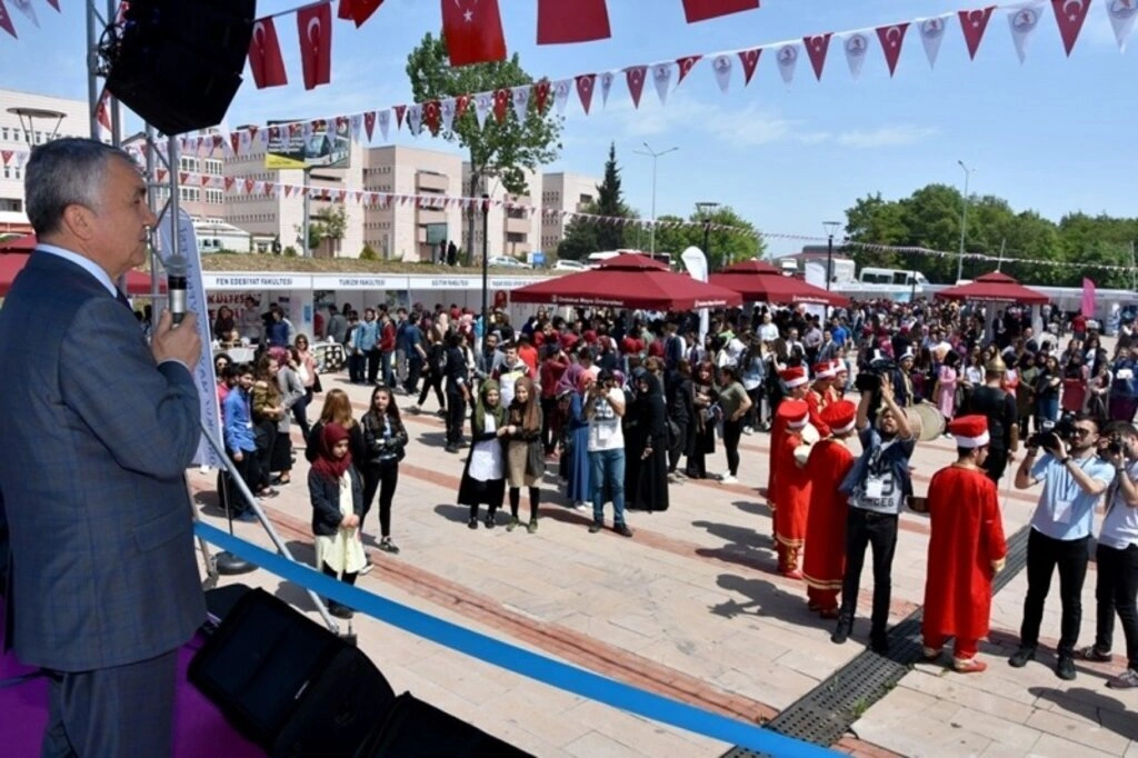 OMÜ’nün 12. Üniversite Tanıtım Günleri Şenlik Havasında Geçti - Resim 2