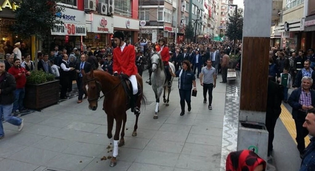 Çiftlik Caddesi üzerinde gerçekleşen Cumhuriyet Yürüyüşü Fotoğrafları - Resim 1