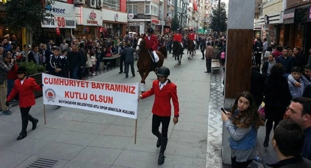 Çiftlik Caddesi üzerinde gerçekleşen Cumhuriyet Yürüyüşü Fotoğrafları - Resim 2