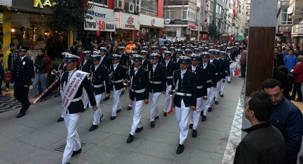 Çiftlik Caddesi üzerinde gerçekleşen Cumhuriyet Yürüyüşü Fotoğrafları - Resim 3
