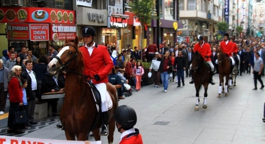 Çiftlik Caddesi üzerinde gerçekleşen Cumhuriyet Yürüyüşü Fotoğrafları - Resim 9
