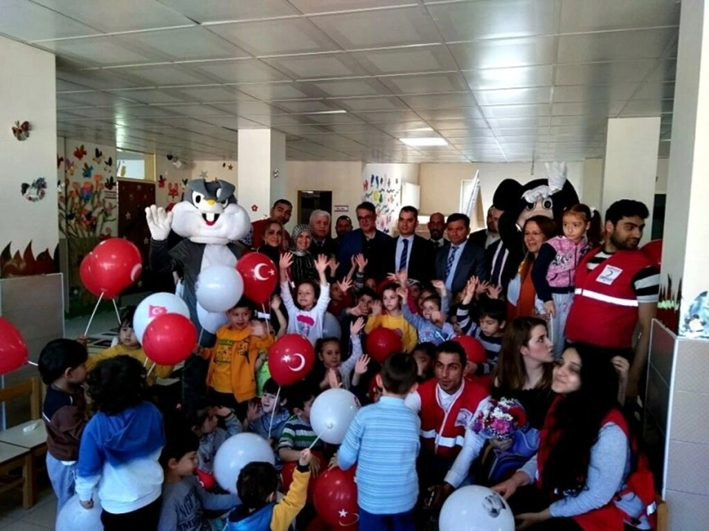 Canik Türk Kızılayı'ndan öğrencilere hediye - Resim 1