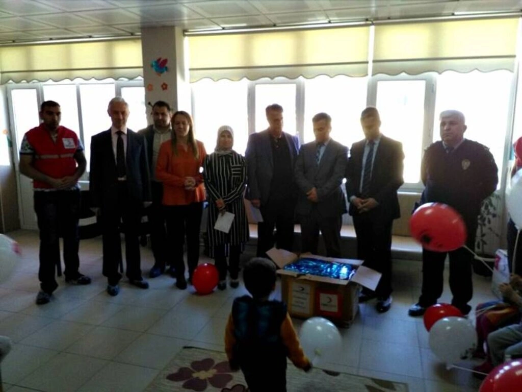 Canik Türk Kızılayı'ndan öğrencilere hediye - Resim 3