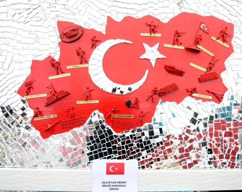 Farklı materyal kullanarak yapılan Türk bayrağı tabloları sergileniyor - Resim 2