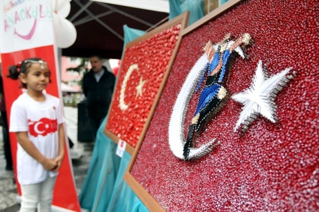 Farklı materyal kullanarak yapılan Türk bayrağı tabloları sergileniyor - Resim 5