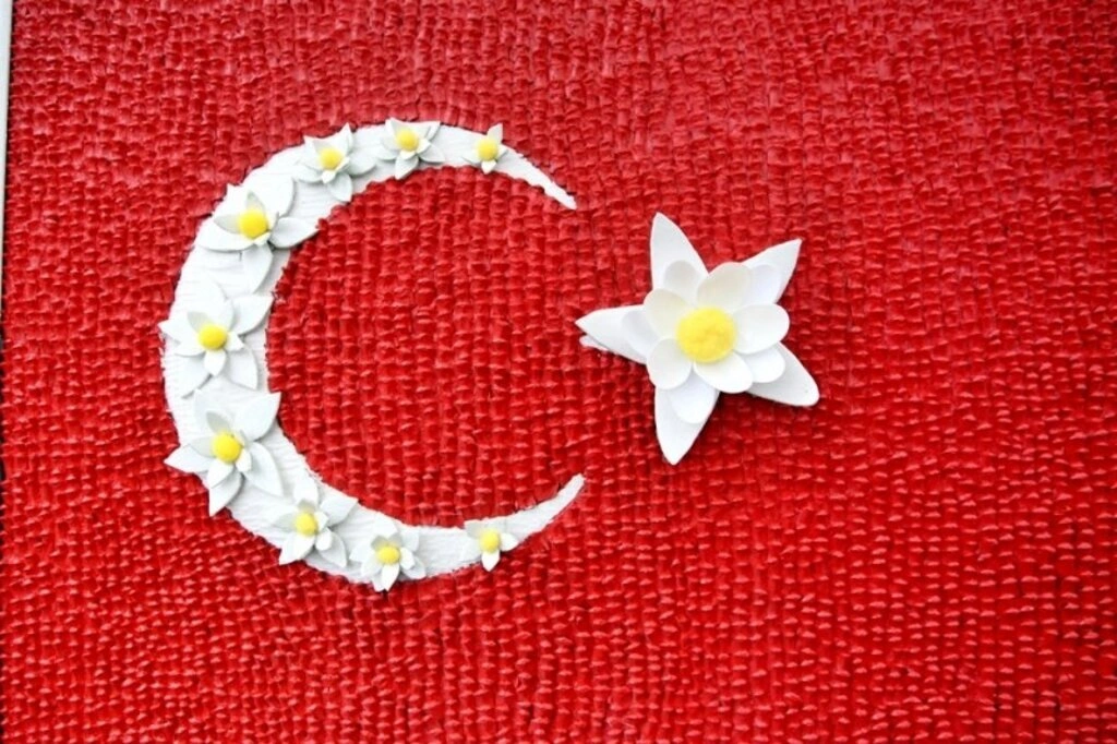 Farklı materyal kullanarak yapılan Türk bayrağı tabloları sergileniyor - Resim 6