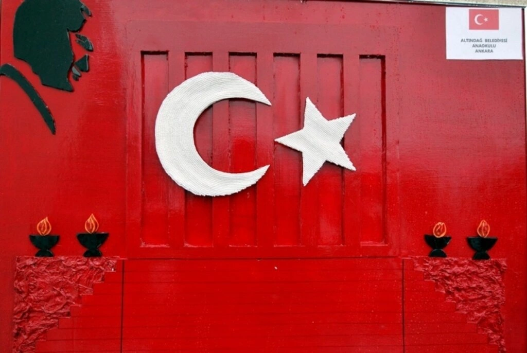 Farklı materyal kullanarak yapılan Türk bayrağı tabloları sergileniyor - Resim 10