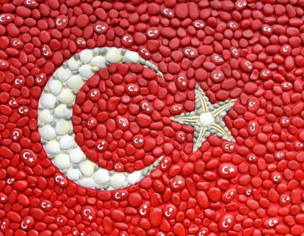 Farklı materyal kullanarak yapılan Türk bayrağı tabloları sergileniyor - Resim 12