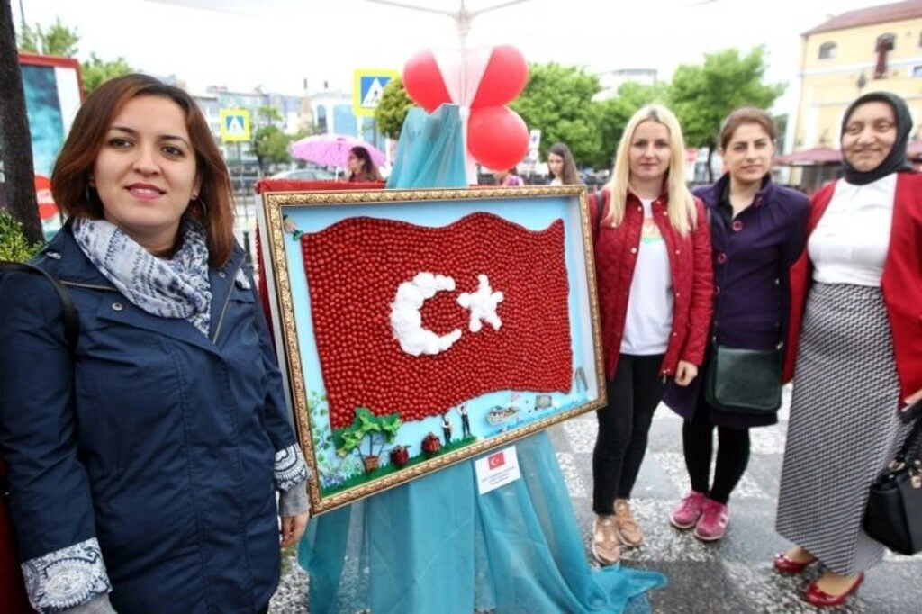 Farklı materyal kullanarak yapılan Türk bayrağı tabloları sergileniyor - Resim 13