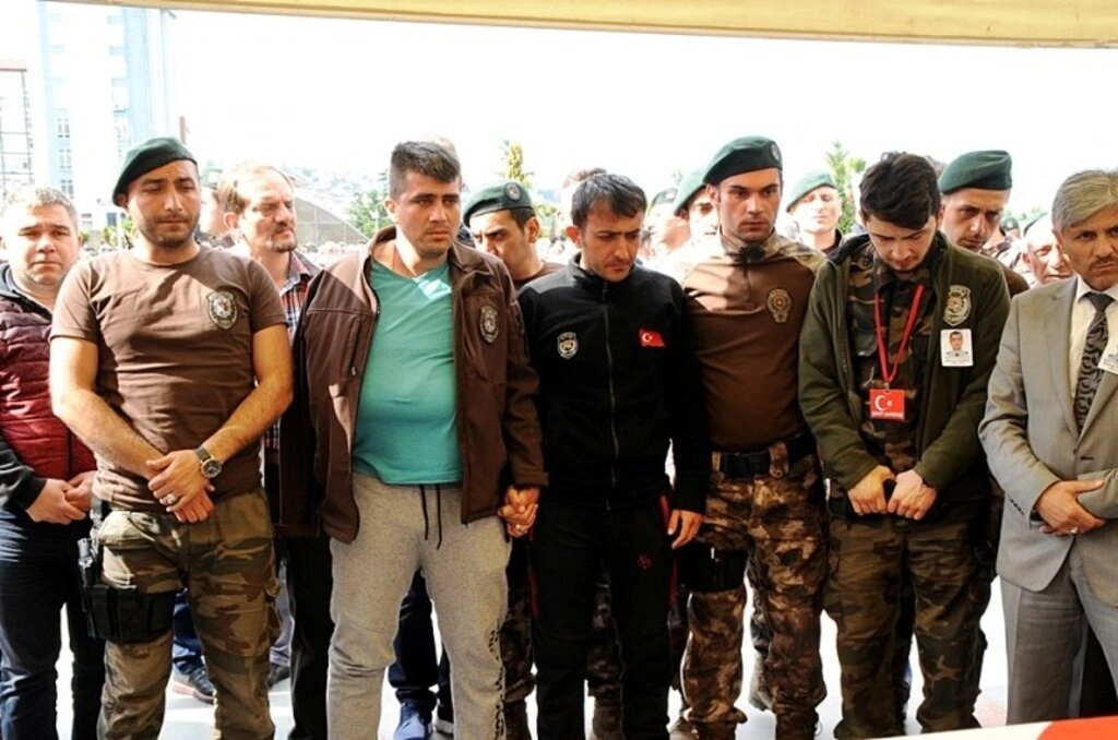 Şehit Mesut Yılmaz son yolculuğuna dualarla uğurlandı - Resim 1